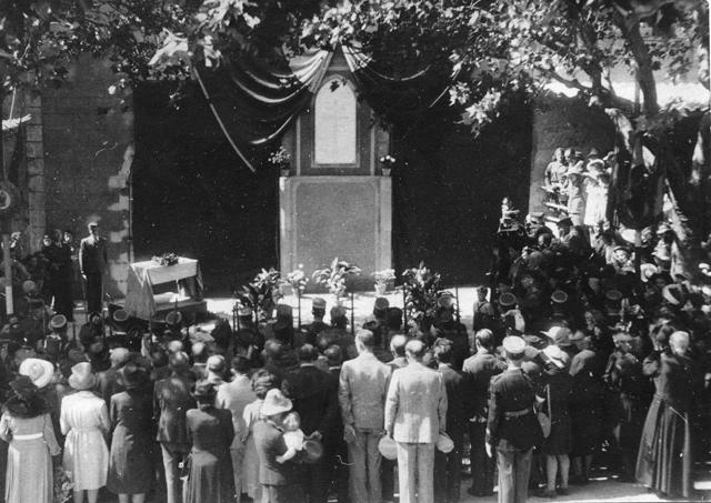 Vue de la cérémonie d'inauguration de la plaque en hommage aux fusillés du 8 juin 1944