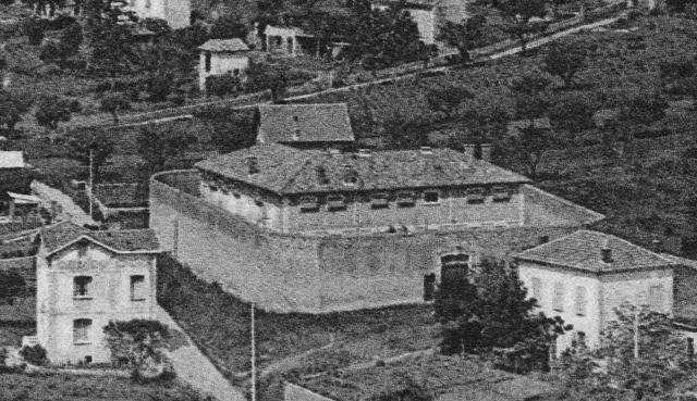Vue de la prison entourée de hauts murs telle qu'elle existait à Forcalquier en 1939