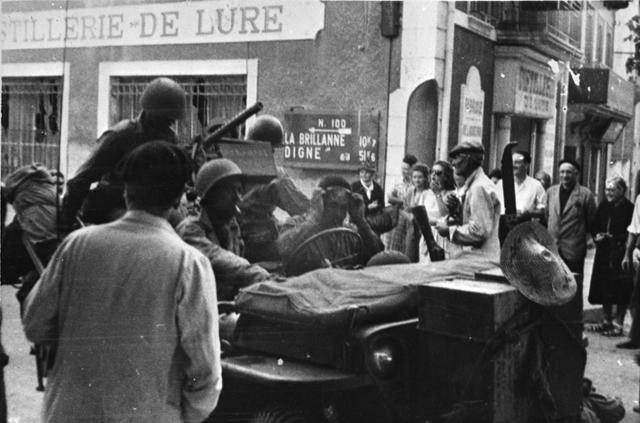Vue de l'arrivée des soldats américains au carrefour de l'avenue Saint-Promasse et du boulevars des Martyrs