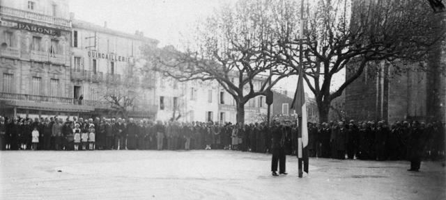 Vue de la foule sur la place du Bourguet pour la montée des couleurs célébrant la libération de Forcalquier